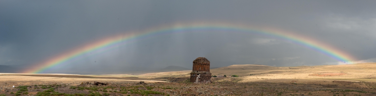 Unión: Armenia Histórica a la izquierda y Armenia a la derecha, en el centro, la iglesia de Surp Prgitch en Ani. 2012
