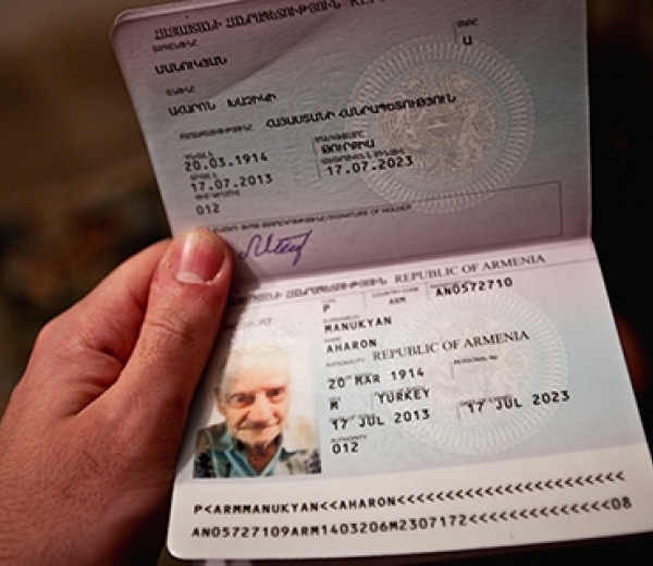 Aharon Manukyan tient son passeport à la main. Il est né en Turquie.
