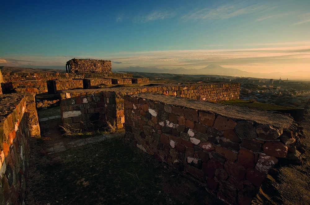 Древний город-крепость эребуни. Замок эребуни ереван. Эребуни ереван. Эребуни ереван. Развалины урартских эребуни.